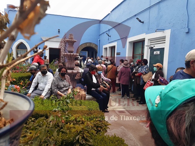 Demandan jubilados y pensionados solución a desabasto de medicamentos